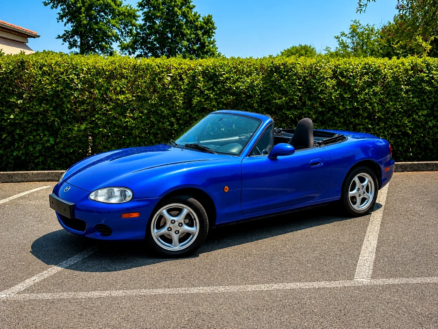 Mazda MX-5 roadster blu selezionata da CV Motors